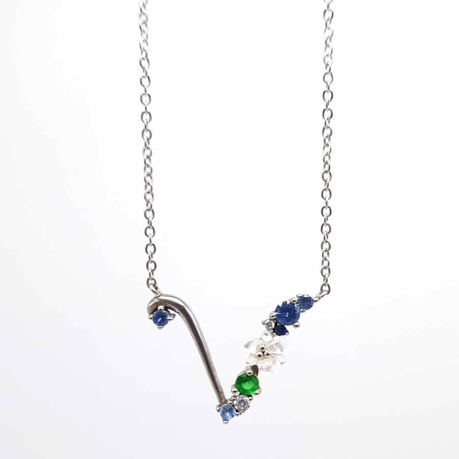 V Harfi Çiçekli Gümüş Kadın Kolye - CNG Jewels